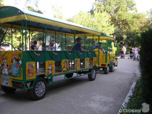 Детский парк аттракционов.