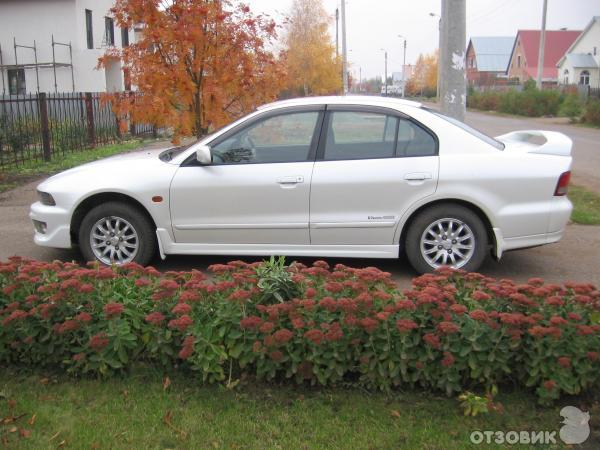 Mitsubishi Galant седан - автомобиль фото