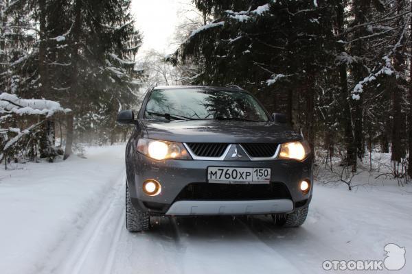 Автомобиль Mitsubishi Outlander - внедорожник фото