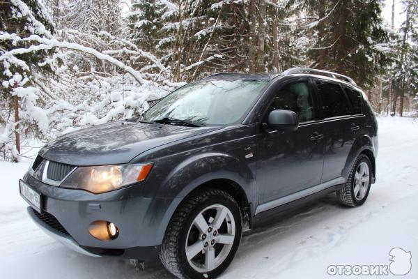 Автомобиль Mitsubishi Outlander - внедорожник фото