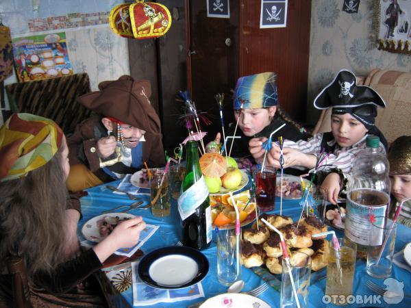 День рождения в стиле пиратской вечеринки. Детский день рождения в пиратском стиле. Пиратская вечеринка для детей. Аниматоры пираты на день рождения. Кричалка на пиратский день рождения.